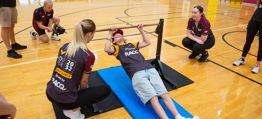 qas person doing pullup