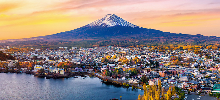 Fuji mountain and Kawaguchiko lake at sunrise