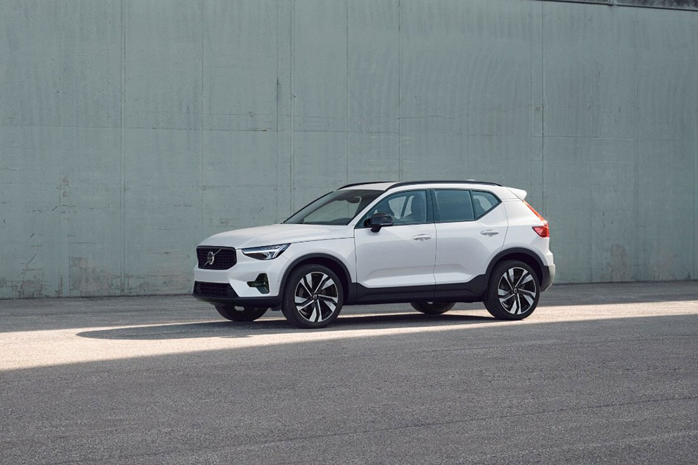 Side view of Volvo XC40 MY24.
