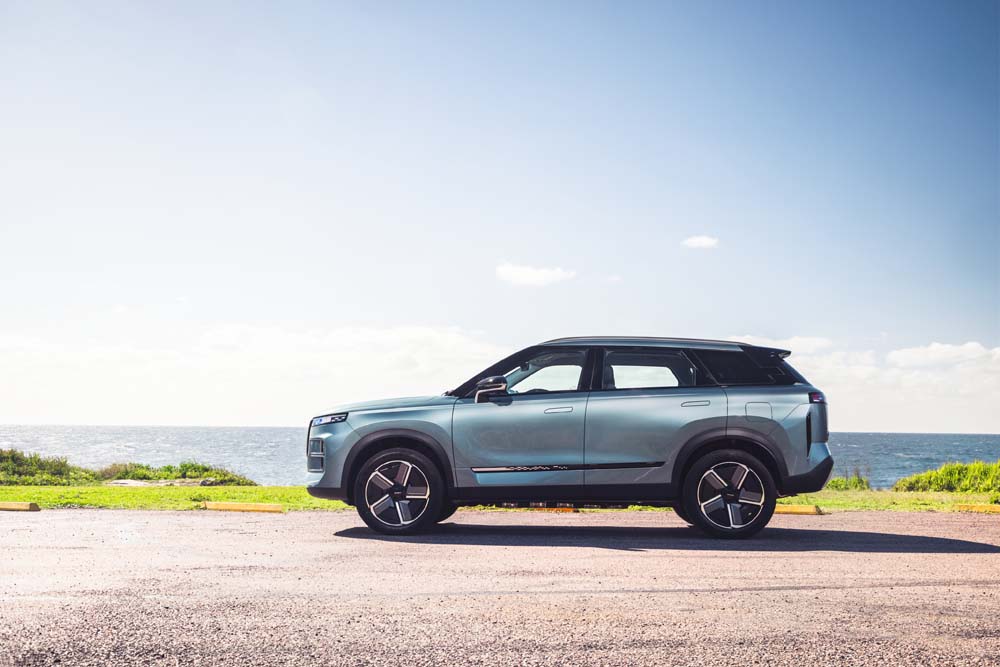 Jaecoo J7 PHEV side view.