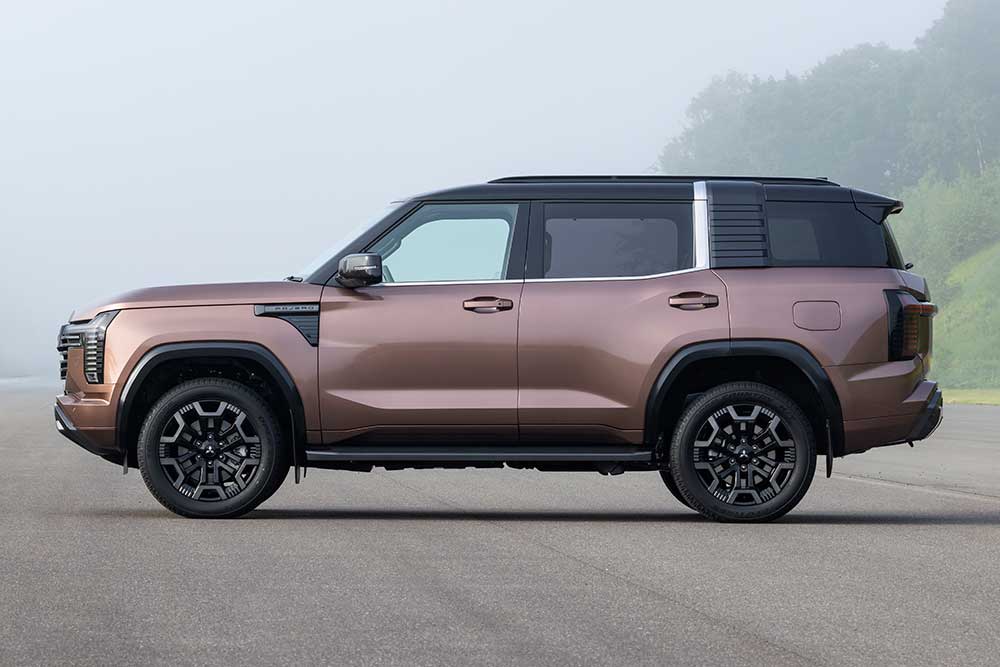 New Mitsubishi Pajero side view