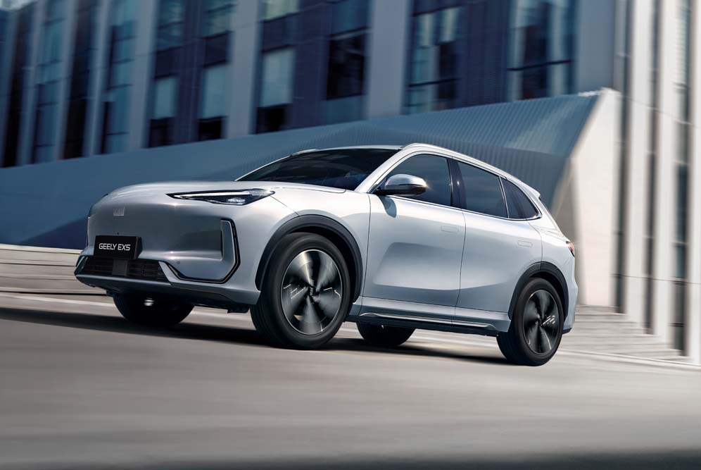 Front side view of the Geely EX5 EV.