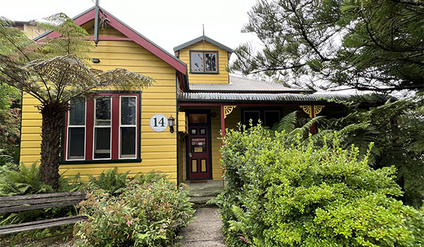 Colourful accommodation 14 Lovel St guesthouse