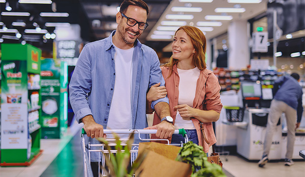grocery shopping couple